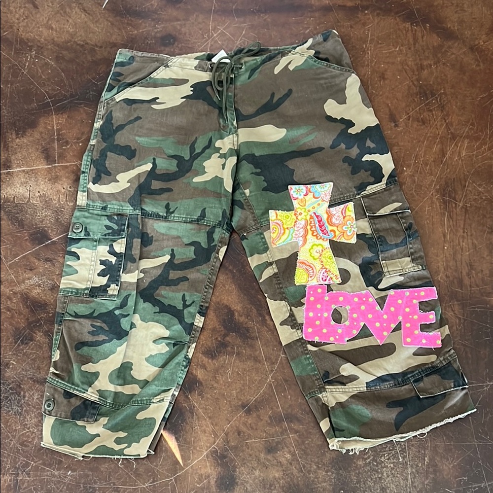 Women’s boutique camo camouflage army cropped appliquéd pants size Medium